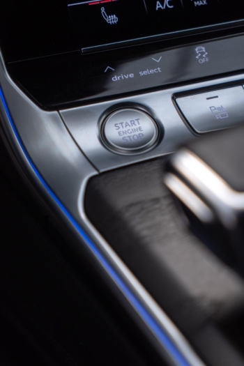 Szary Audi A6 Limousine 50TDI 2018 rok 286 KM