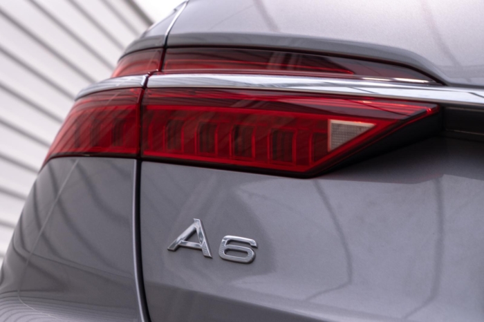 Szary Audi A6 Limousine 50TDI 2018 rok 286 KM