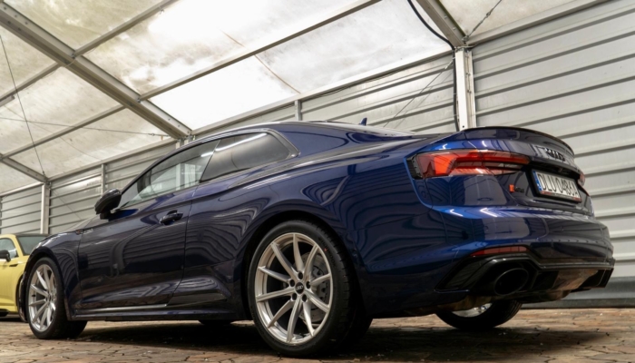 Niebieski Navarra metaliczny Audi RS 5 Exclusive 2018 rok 450 KM