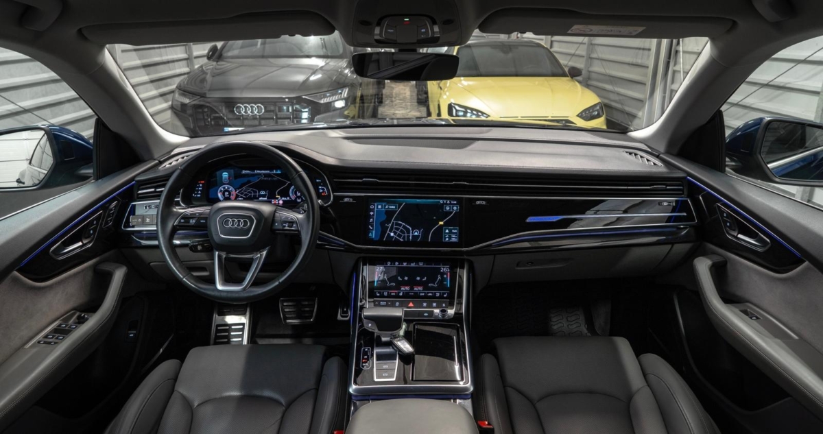 Niebieski Navarra metalik Audi Q8 S-Line 50TDI 2019 rok 286 KM