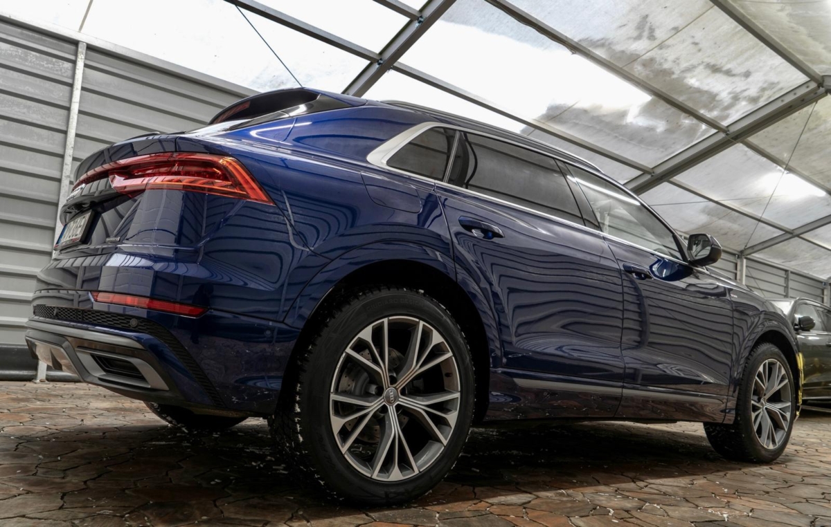 Niebieski Navarra metalik Audi Q8 S-Line 50TDI 2019 rok 286 KM