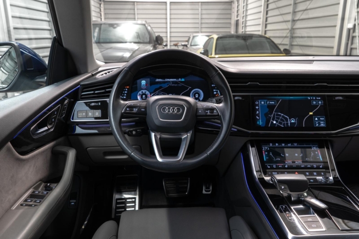 Niebieski Navarra metalik Audi Q8 S-Line 50TDI 2019 rok 286 KM