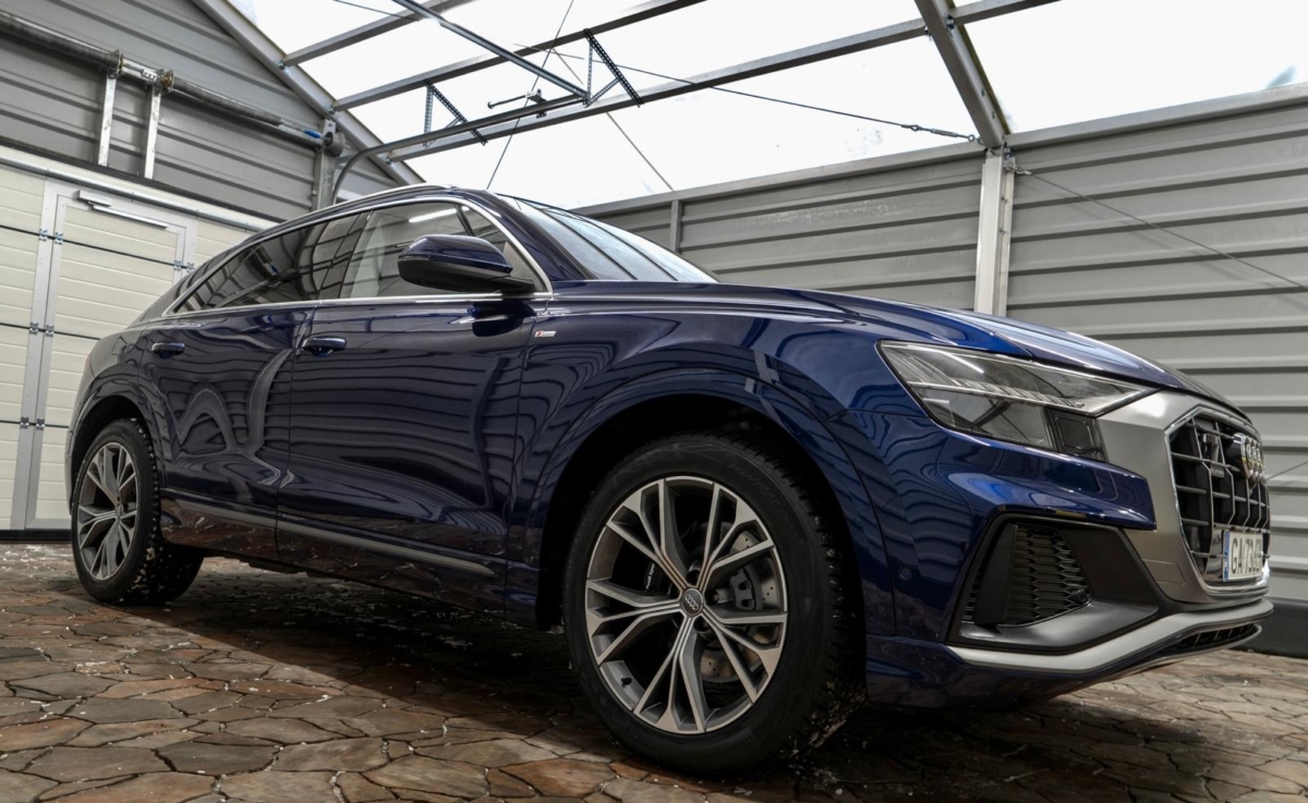 Niebieski Navarra metalik Audi Q8 S-Line 50TDI 2019 rok 286 KM