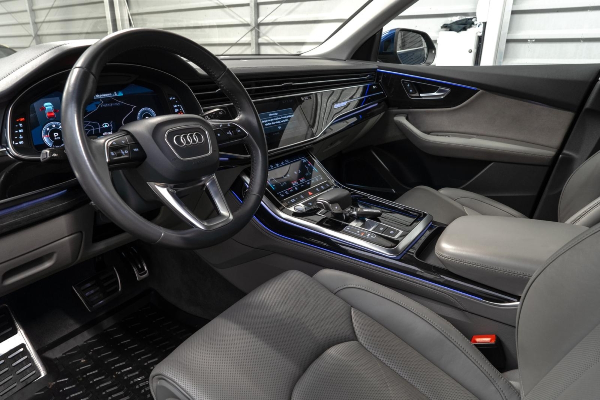 Niebieski Navarra metalik Audi Q8 S-Line 50TDI 2019 rok 286 KM