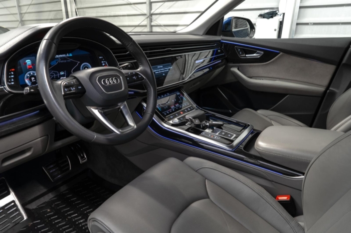 Niebieski Navarra metalik Audi Q8 S-Line 50TDI 2019 rok 286 KM