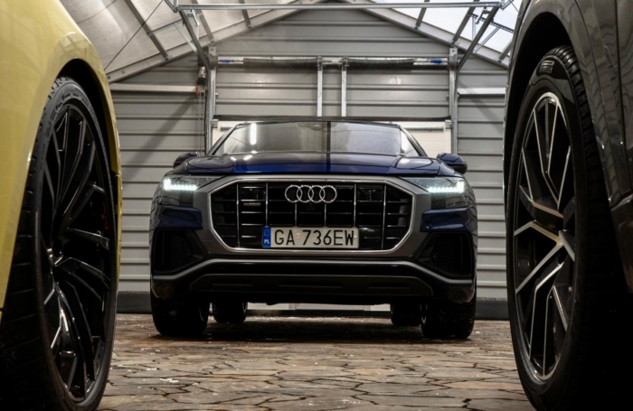 Niebieski Navarra metalik Audi Q8 S-Line 50TDI 2019 rok 286 KM
