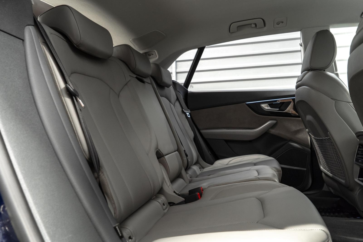 Niebieski Navarra metalik Audi Q8 S-Line 50TDI 2019 rok 286 KM