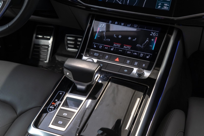 Niebieski Navarra metalik Audi Q8 S-Line 50TDI 2019 rok 286 KM