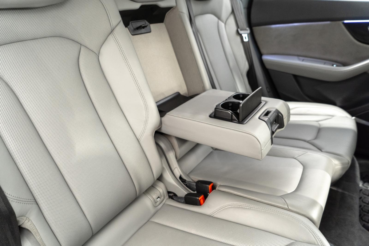 Niebieski Navarra metalik Audi Q8 S-Line 50TDI 2019 rok 286 KM