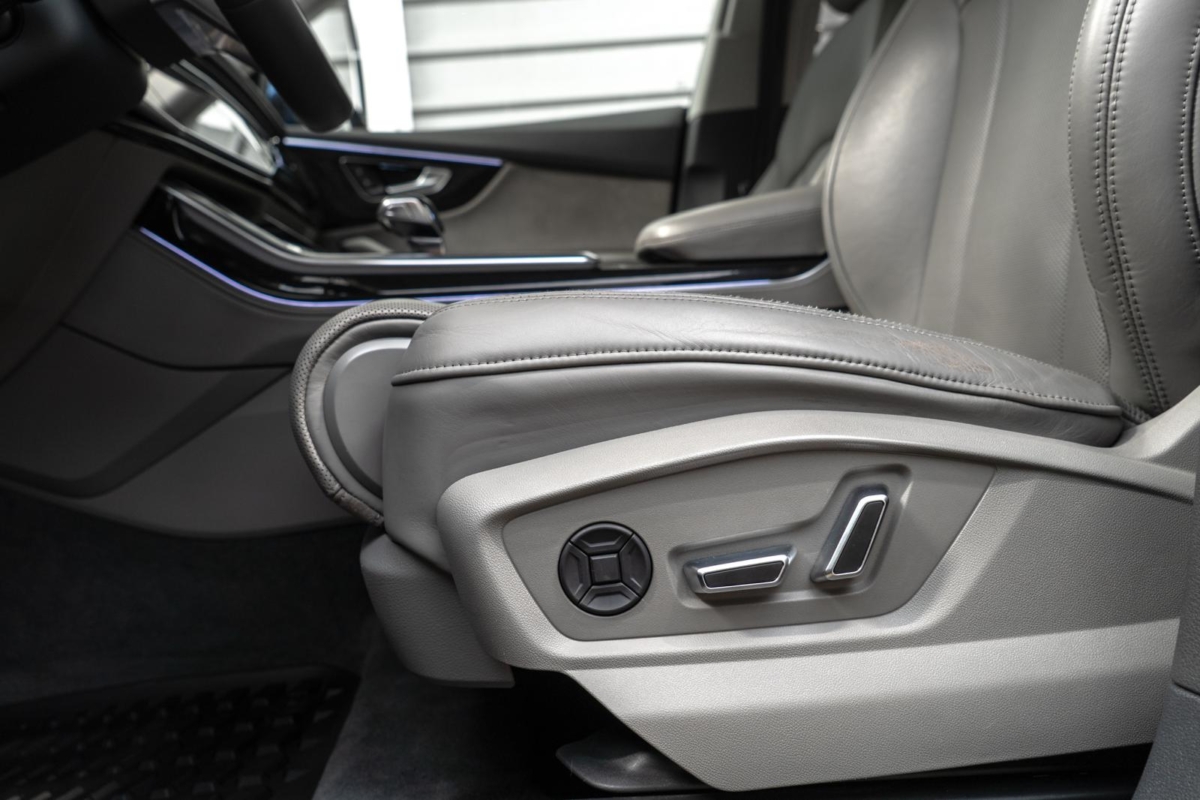 Niebieski Navarra metalik Audi Q8 S-Line 50TDI 2019 rok 286 KM