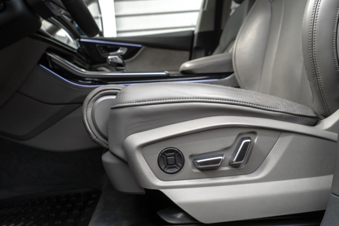 Niebieski Navarra metalik Audi Q8 S-Line 50TDI 2019 rok 286 KM