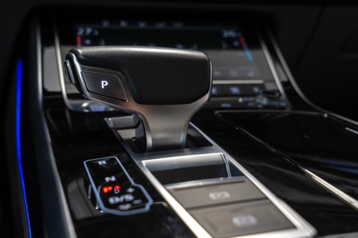 Niebieski Navarra metalik Audi Q8 S-Line 50TDI 2019 rok 286 KM