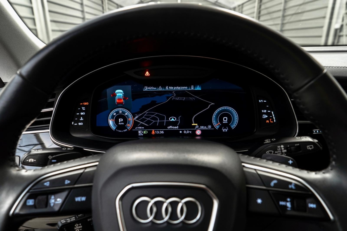 Niebieski Navarra metalik Audi Q8 S-Line 50TDI 2019 rok 286 KM