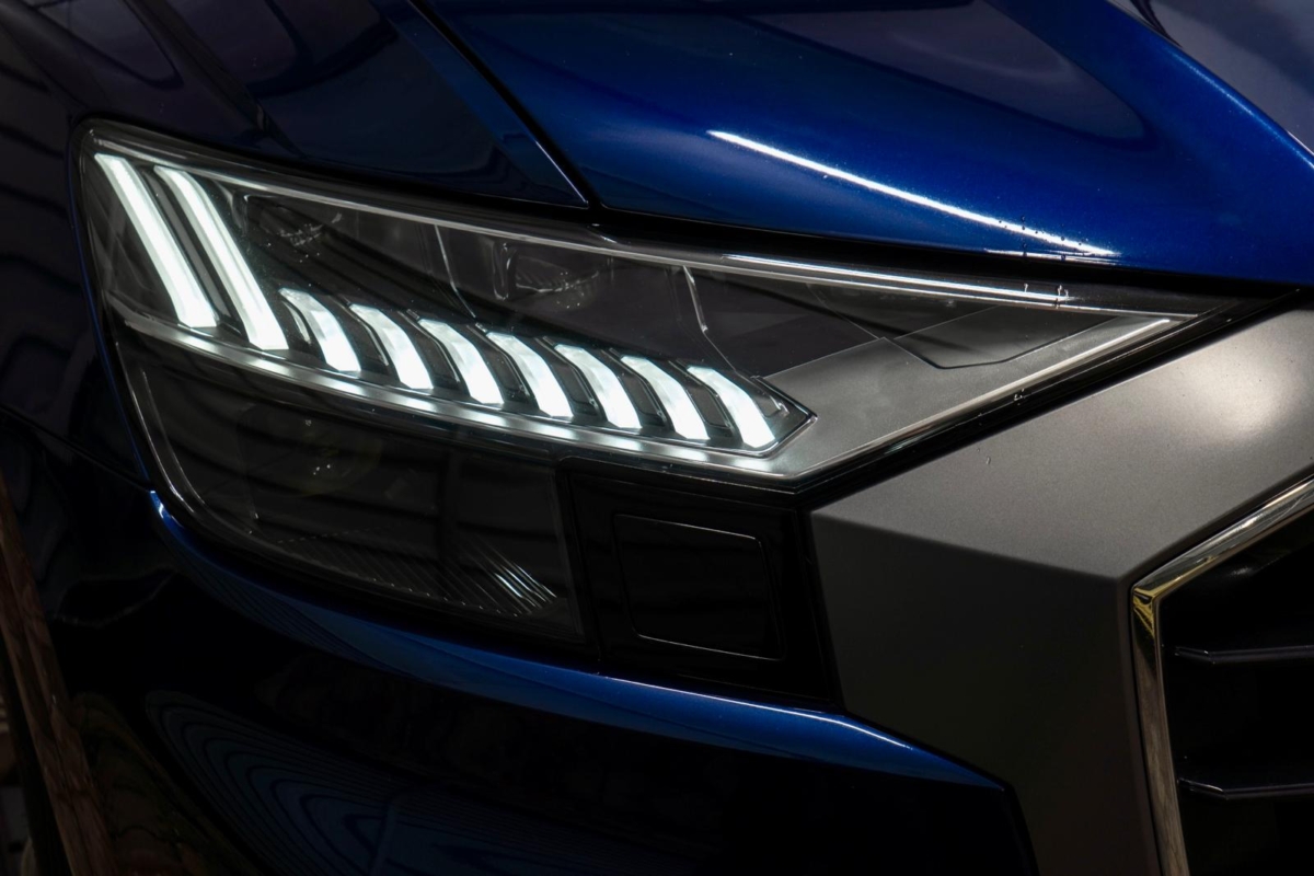 Niebieski Navarra metalik Audi Q8 S-Line 50TDI 2019 rok 286 KM