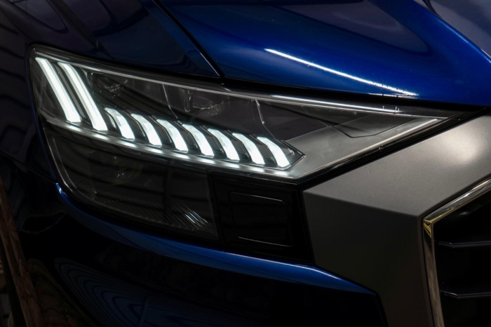 Niebieski Navarra metalik Audi Q8 S-Line 50TDI 2019 rok 286 KM