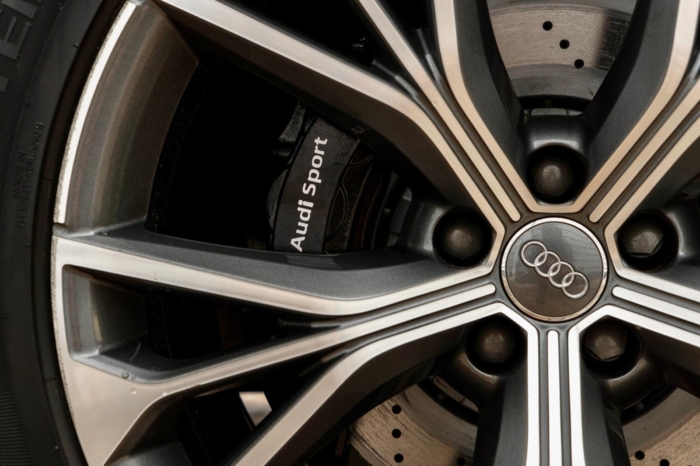 Niebieski Navarra metalik Audi Q8 S-Line 50TDI 2019 rok 286 KM