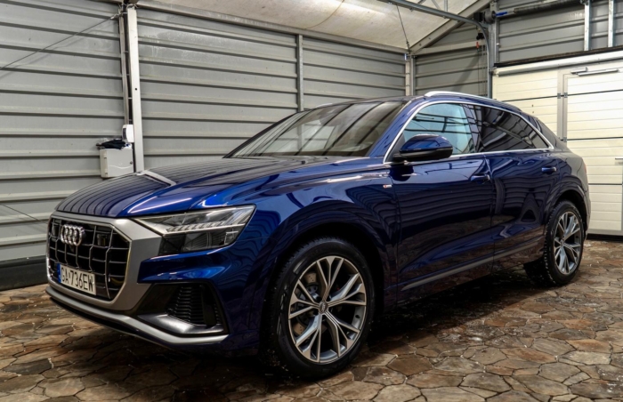 Niebieski Navarra metalik Audi Q8 S-Line 50TDI 2019 rok 286 KM