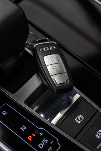 Niebieski Navarra metalik Audi Q8 S-Line 50TDI 2019 rok 286 KM