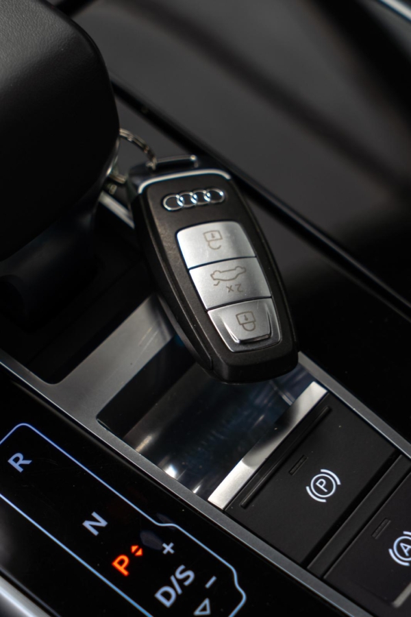 Niebieski Navarra metalik Audi Q8 S-Line 50TDI 2019 rok 286 KM