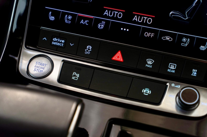 Niebieski Navarra metalik Audi Q8 S-Line 50TDI 2019 rok 286 KM