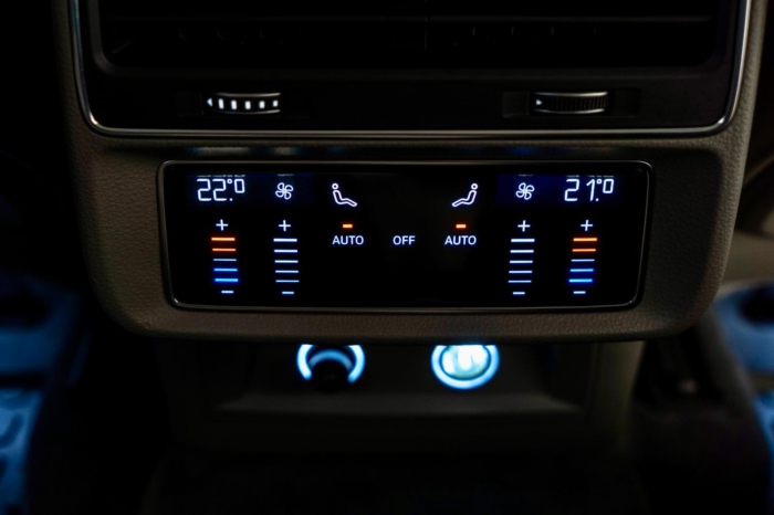 Niebieski Navarra metalik Audi Q8 S-Line 50TDI 2019 rok 286 KM