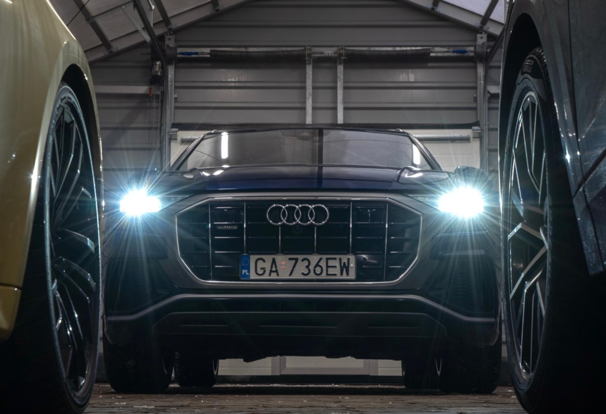 Niebieski Navarra metalik Audi Q8 S-Line 50TDI 2019 rok 286 KM