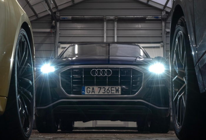 Niebieski Navarra metalik Audi Q8 S-Line 50TDI 2019 rok 286 KM