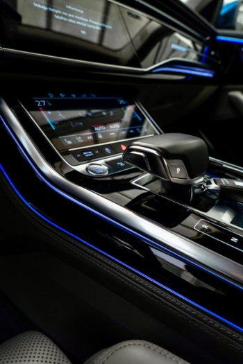 Niebieski Navarra metalik Audi Q8 S-Line 50TDI 2019 rok 286 KM