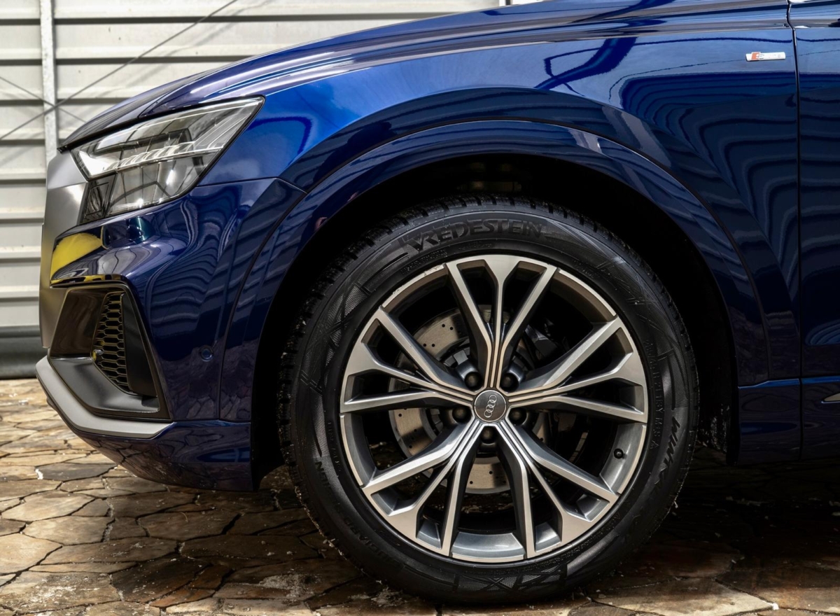 Niebieski Navarra metalik Audi Q8 S-Line 50TDI 2019 rok 286 KM