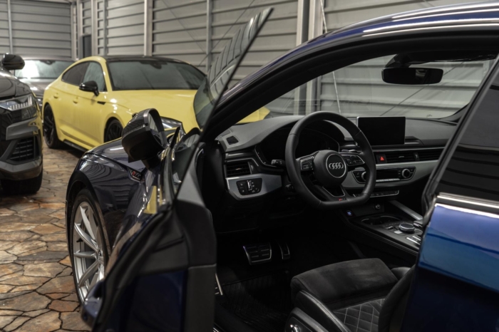 Niebieski Navarra metaliczny Audi RS 5 Exclusive 2018 rok 450 KM