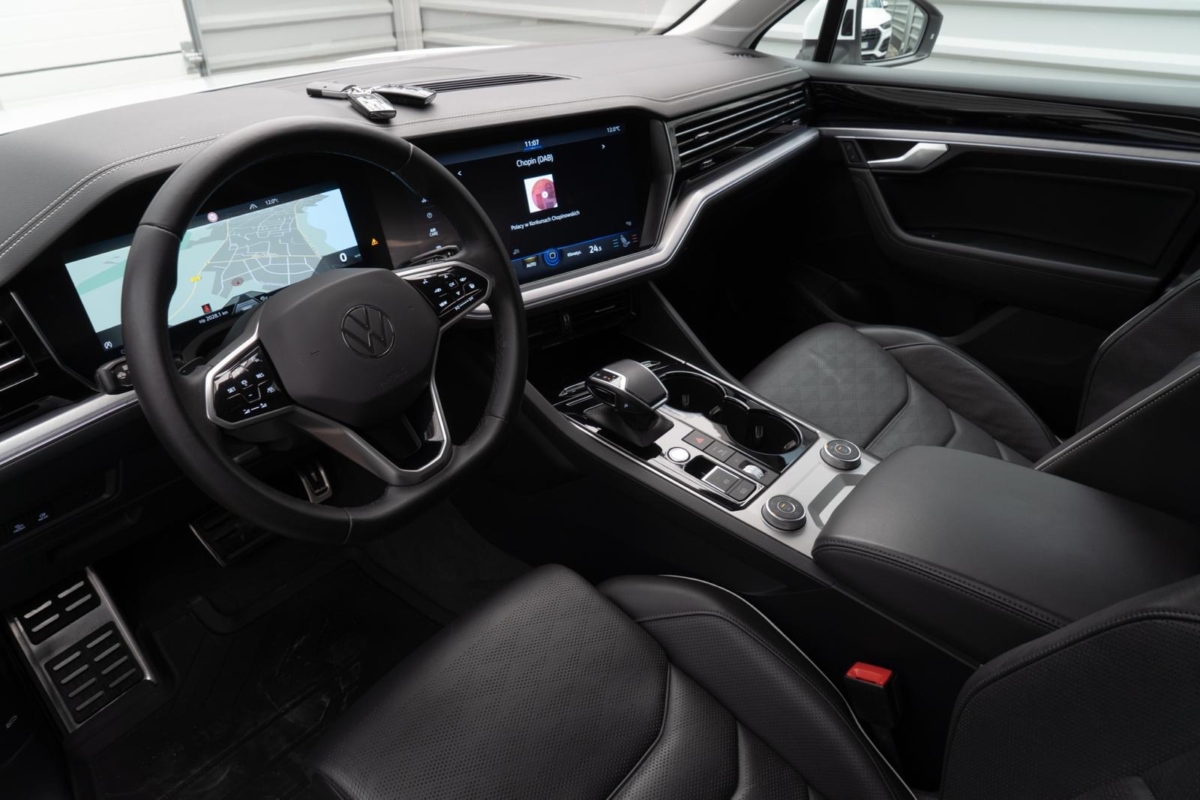 Biały perłowy Volkswagen Touareg R-line 3.0 TFSI V6 340KM 2022 rok 340 KM