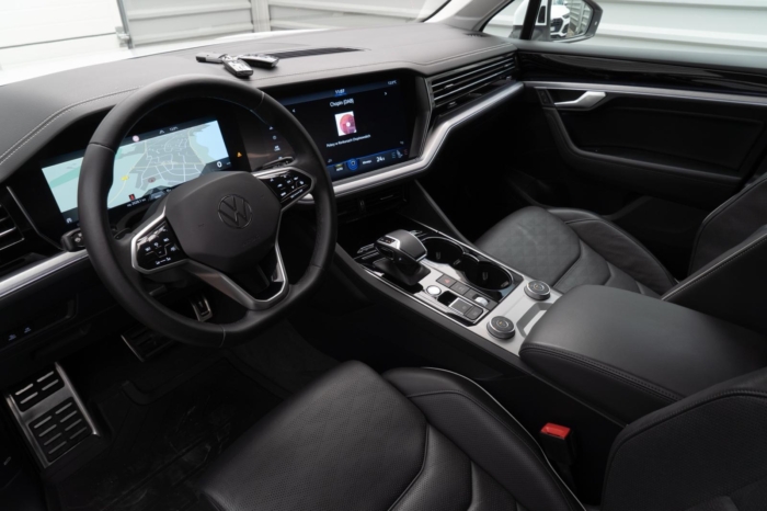 Biały perłowy Volkswagen Touareg R-line 3.0 TFSI V6 340KM 2022 rok 340 KM