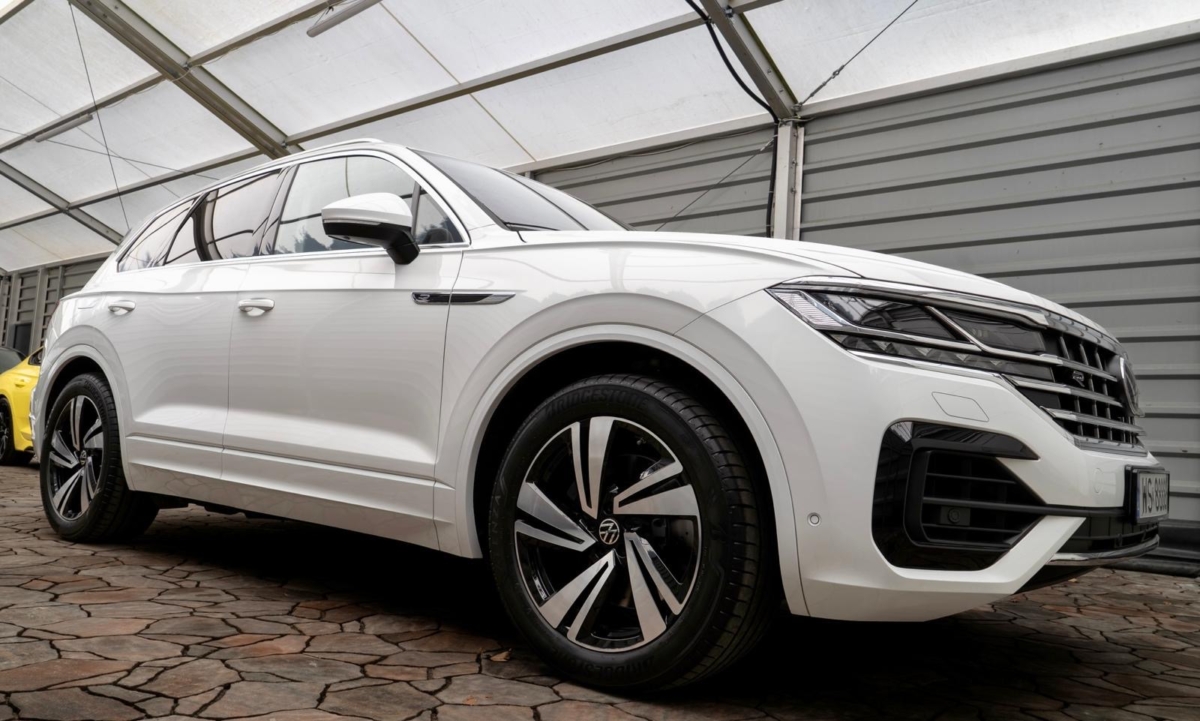 Biały perłowy Volkswagen Touareg R-line 3.0 TFSI V6 340KM 2022 rok 340 KM