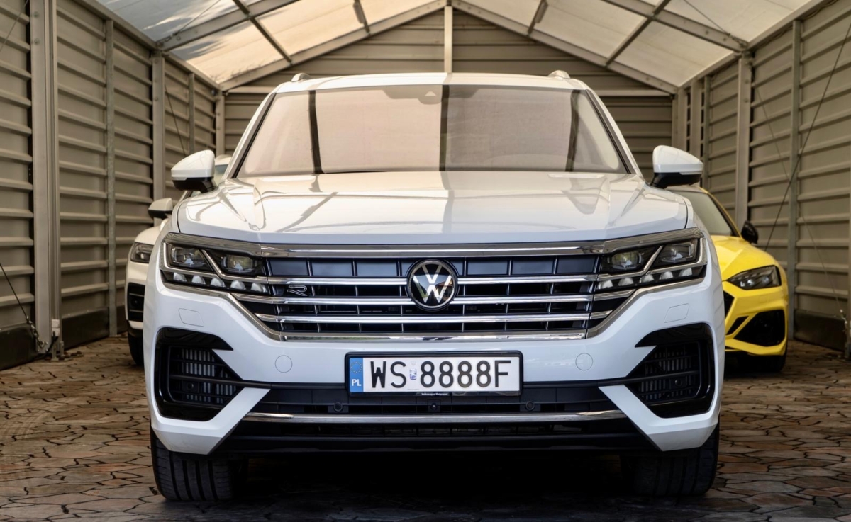 Biały perłowy Volkswagen Touareg R-line 3.0 TFSI V6 340KM 2022 rok 340 KM