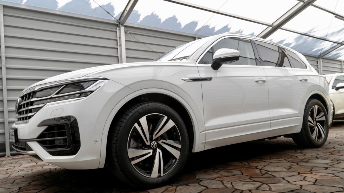 Biały perłowy Volkswagen Touareg R-line 3.0 TFSI V6 340KM 2022 rok 340 KM