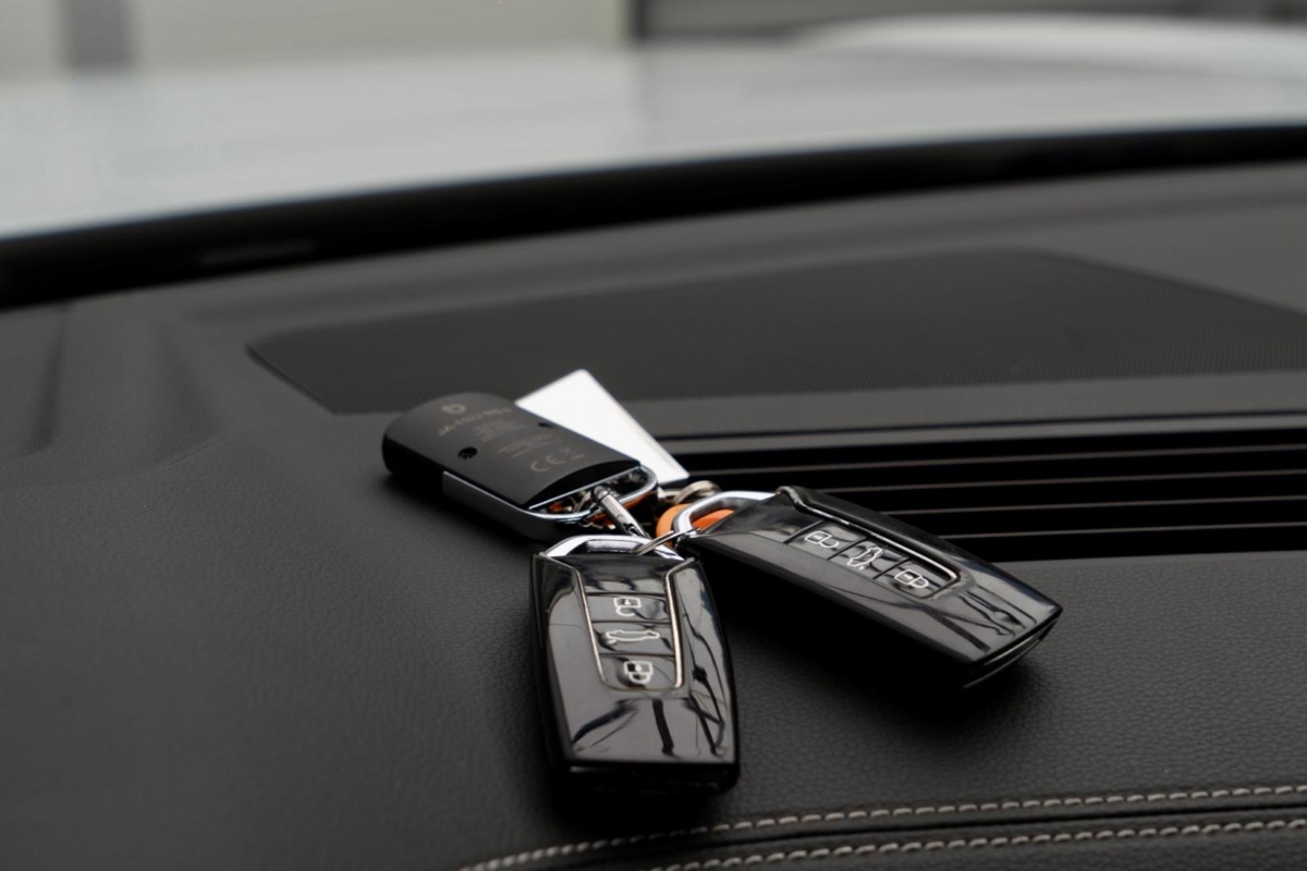 Biały perłowy Volkswagen Touareg R-line 3.0 TFSI V6 340KM 2022 rok 340 KM