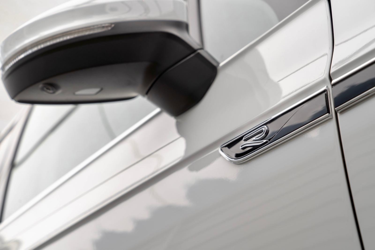 Biały perłowy Volkswagen Touareg R-line 3.0 TFSI V6 340KM 2022 rok 340 KM