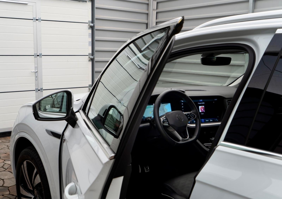 Biały perłowy Volkswagen Touareg R-line 3.0 TFSI V6 340KM 2022 rok 340 KM