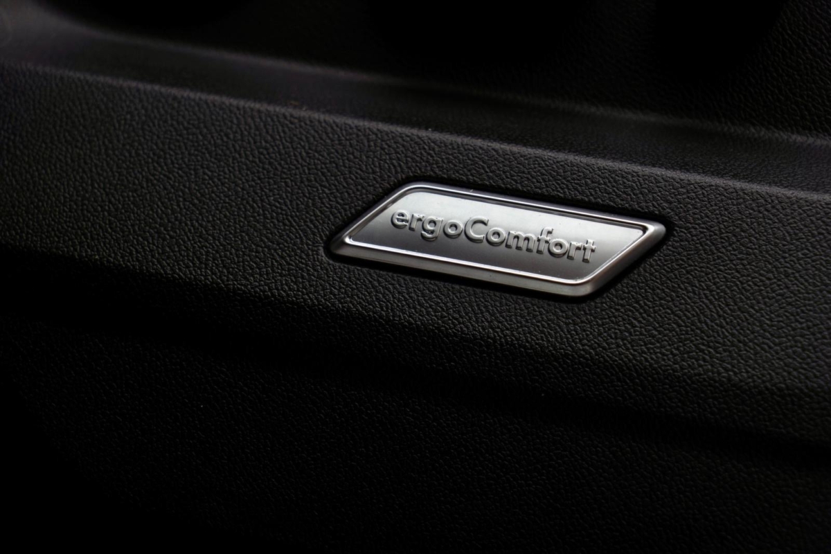 Biały perłowy Volkswagen Touareg R-line 3.0 TFSI V6 340KM 2022 rok 340 KM