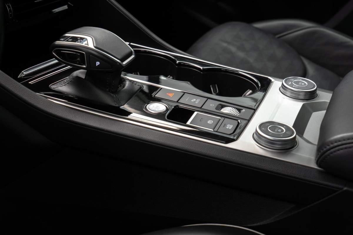 Biały perłowy Volkswagen Touareg R-line 3.0 TFSI V6 340KM 2022 rok 340 KM