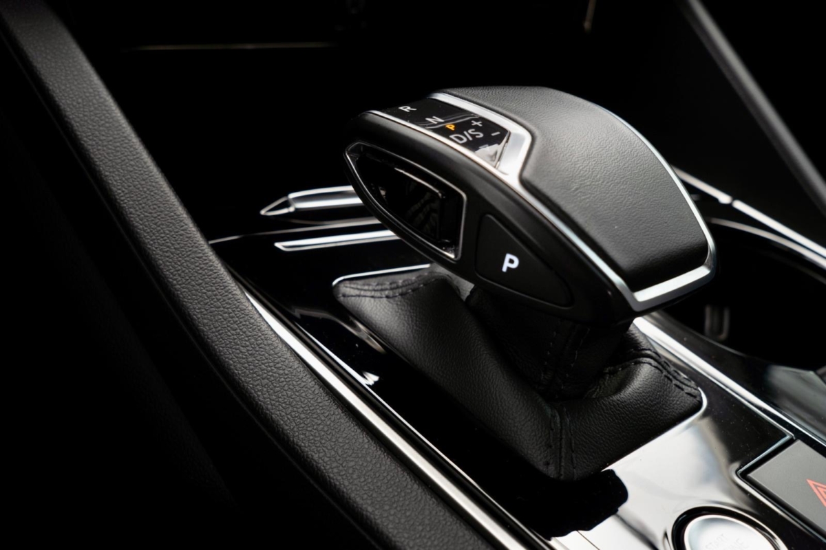 Biały perłowy Volkswagen Touareg R-line 3.0 TFSI V6 340KM 2022 rok 340 KM