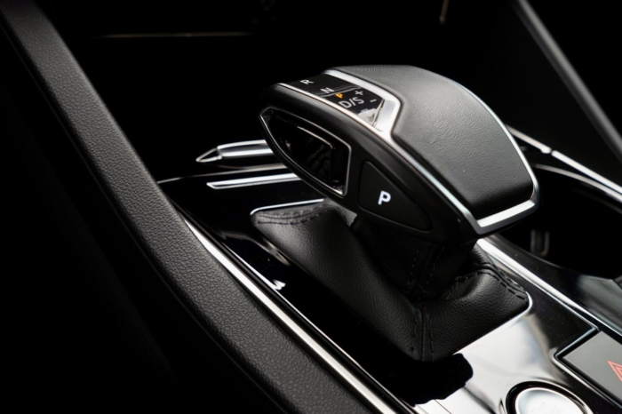 Biały perłowy Volkswagen Touareg R-line 3.0 TFSI V6 340KM 2022 rok 340 KM