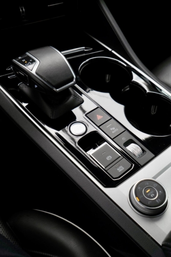 Biały perłowy Volkswagen Touareg R-line 3.0 TFSI V6 340KM 2022 rok 340 KM