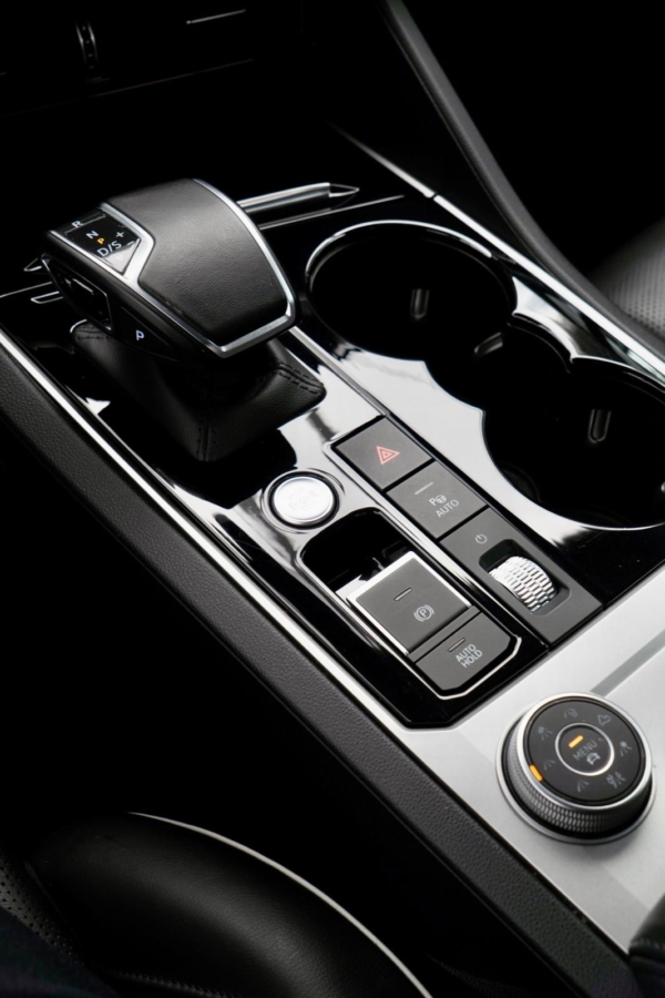 Biały perłowy Volkswagen Touareg R-line 3.0 TFSI V6 340KM 2022 rok 340 KM