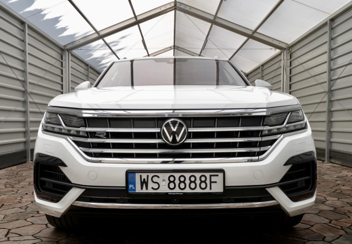 Biały perłowy Volkswagen Touareg R-line 3.0 TFSI V6 340KM 2022 rok 340 KM