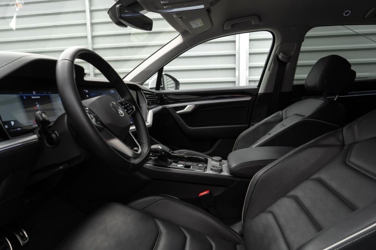 Biały perłowy Volkswagen Touareg R-line 3.0 TFSI V6 340KM 2022 rok 340 KM