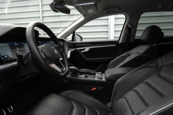 Biały perłowy Volkswagen Touareg R-line 3.0 TFSI V6 340KM 2022 rok 340 KM