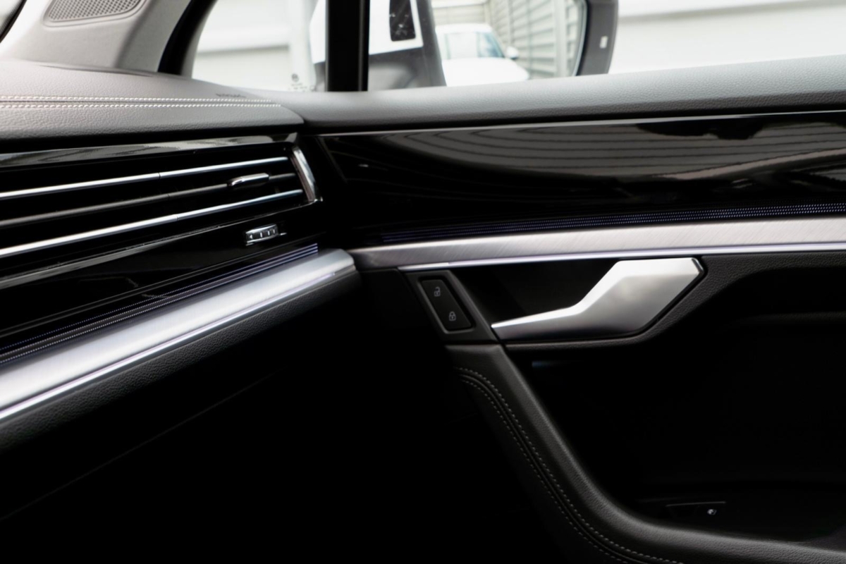 Biały perłowy Volkswagen Touareg R-line 3.0 TFSI V6 340KM 2022 rok 340 KM