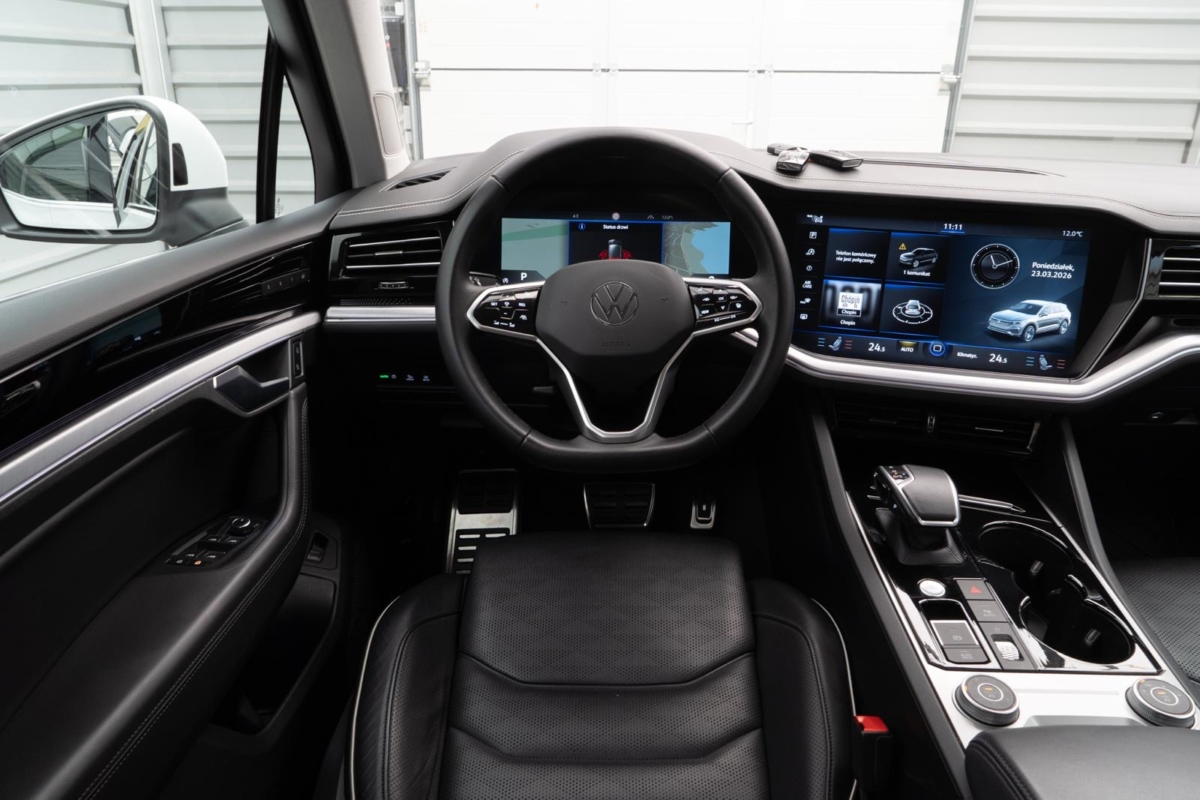 Biały perłowy Volkswagen Touareg R-line 3.0 TFSI V6 340KM 2022 rok 340 KM