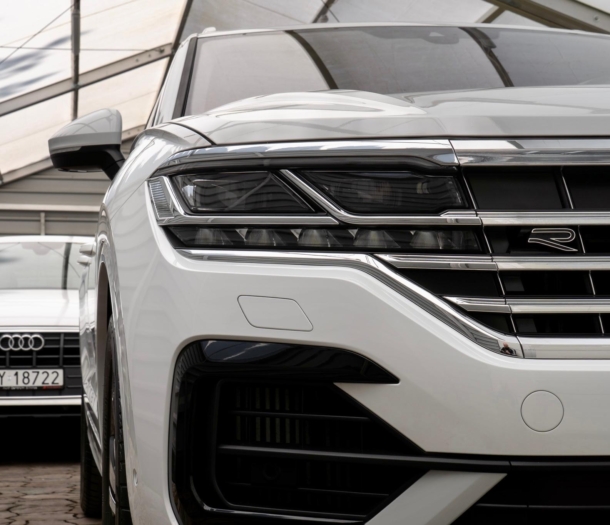 Biały perłowy Volkswagen Touareg R-line 3.0 TFSI V6 340KM 2022 rok 340 KM